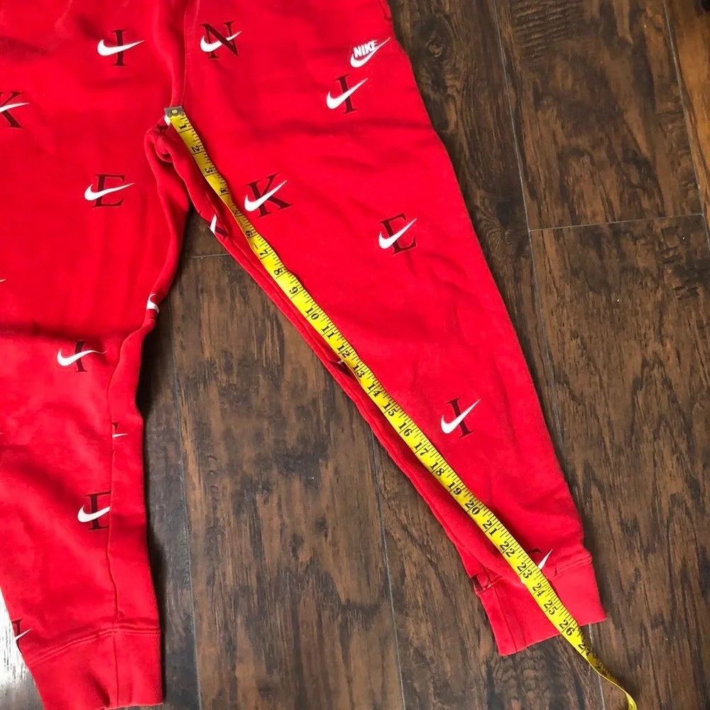 Nike Club All Over Print Logo AOP Red Sweatpants Jogger Pants DV9611-657 Sporty